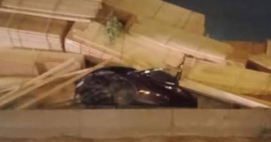 انقلاب أخشاب محملة على سيارة نقل ثقيل بكوبرى العامرية