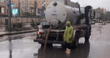 صور.. رفع تجمعات مياه الأمطار بالكيلو 21 والعجمى وحى شرق الإسكندرية