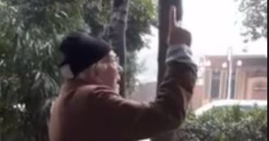 رشوان توفيق يدعو الله من شرفة منزله وسط الأمطار.. فيديو