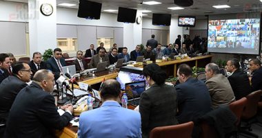 رئيس الوزراء يصل غرفة عمليات الحكومة ويجرى فيديو كونفرانس مع المحافظين .. صور