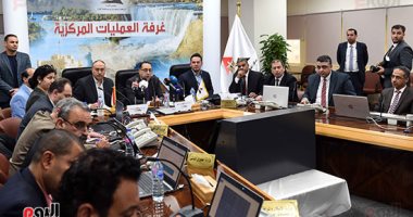 رئيس الوزراء مناشدا المواطنين: ابتعدوا عن أعمدة الإنارة الأمطار قد تصل لسيول
