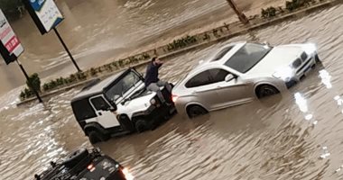 صور.. شباب إنقاذ السيارات الغارقة بالتجمع يحظون بإشادة كبيرة