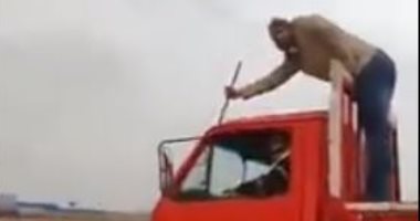 مساحة أرضيات.. "البديل السحرى" لإزاحة الأمطار من زجاج سيارة نقل.. فيديو