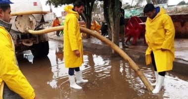 صور.. محافظ الشرقية: الدفع بـ80 سيارة كسح وبدال فى الشوارع لفتح الطرق