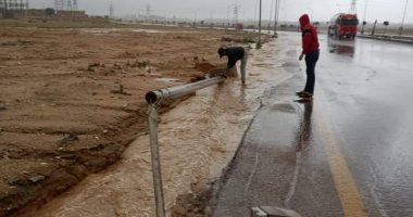 صور.. الطقس السيئ يتسبب فى سقوط عمود إنارة بالعاشر من رمضان