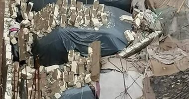 انهيار سور جراج على سيارات ببلبيس بسبب سوء الأحوال الجوية.. صور