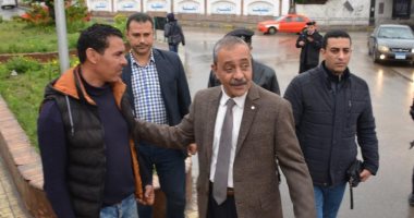 محافظ الإسماعيلية يتابع شفط المياه ميدانيًا ويصرف مكافأة راتب شهر لـ3 عمال