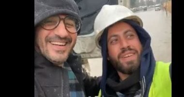 "جبر الخواطر".. سيلفى أحمد حلمى مع عامل بسيارة شفط مياه الأمطار.. فيديو