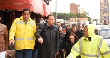صور .. محافظ الإسكندرية يحيل مسؤل إدارة اشغالات الطريق بحى العجمى للتحقيق