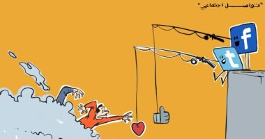 كاريكاتير صحيفة إماراتية.. صراع مواقع التواصل الاجتماعى فى اصطياد روادها