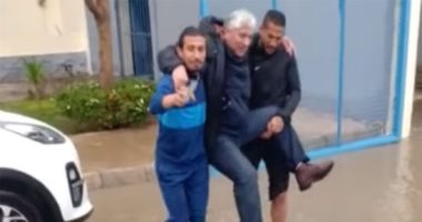 فيديو.. قبل مواجهة الأهلى.. غرق إنبى ومداعبة مدير الكرة