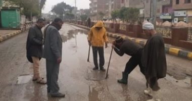 صور.. عمال شركات الصرف الصحى أبطال فى مواجهة موجه الطقس السيئ بالمحافظات