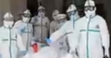 أطباء ووهان يلتقطون صورا مع صينية عمرها 103 أعوام بعد شفائها من كورونا