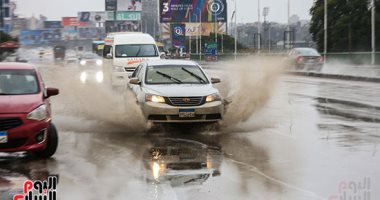 أمطار ورعد وبرق.. مواطنون يستقبلون المطر بالفرحة وآخرون يبتكرون حماية منه