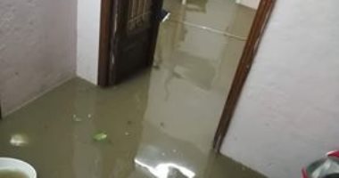 مياه الأمطار تحاصر أسرة كاملة فى عرب المعادى
