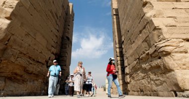 انتعاشة سياحية كبرى فى زيارات معابد ومقابر ملوك الفراعنة بالأقصر.. وزيارات كبرى للكرنك وحتشبسوت والمطار يستقبل الطائرات وسط أجواء مبهجة وفحص للجميع بالحجر الصحى.. والمزارات السياحية مفتوحة للزيارة.. صور