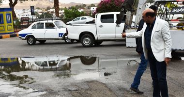 محافظ أسوان يضبط مخالفة لبناء على أراضى طرح نهر ويتابع جهود شفط المياه.. صور