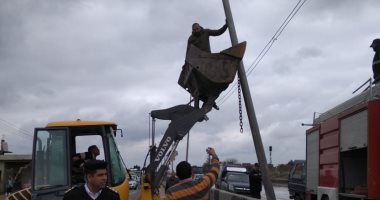 رفع عمودين كهرباء سقطا على طريق القاهرة الإسكندرية الزراعى 