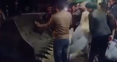 زفة باللودر.. عروسان يتحديات عاصفة التنين ويحتفلان بزفافهما بطريقة خاصة (فيديو)