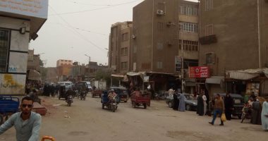 صور.. حملة لإزالة الإشغالات ورفع الباعة الجائلين من الطريق العام من شوارع إسنا