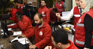 صور.. الهلال الأحمر يوزع بطاطين ومساعدات غذائية على أهالى الزرايب بـ15 مايو