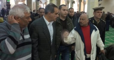 محافظ كفر الشيخ يؤدي صلاة الجمعة بمسجد العارف.. والأوقاف: التزمنا بتقصير الخطبة