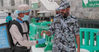 صور.. توزيع عبوات مياه زمزم بالمسجد الحرام لمنع انتشار كورونا