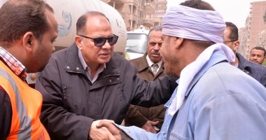 محافظ أسيوط يكافئ 3 عمال خلال جولة ميدانية لمتابعة إزالة مياه الأمطار