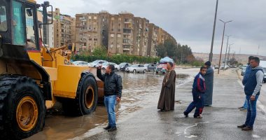 الأجهزة الأمنية وقيادات شعبية بالبساتين تتابع عملية شفط المياه وفتح الطرق