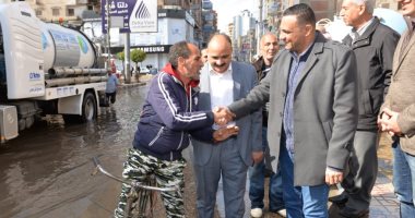 صور.. محافظ الدقهلية يتابع رفع تراكمات مياه الأمطار ويوزع وجبات على العاملين