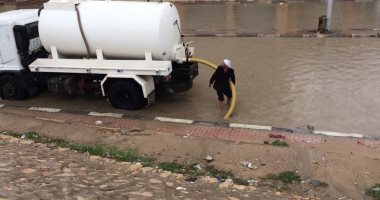 الدفع بسيارات كسح لسحب تراكمات المياه من مدينة بئر العبد بسيناء (صور)