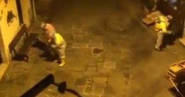 فرق طبية تعقم الشوارع والمقاعد في إيطاليا لمنع عدوى فيروس كورونا.. فيديو