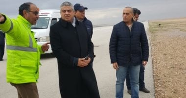 صور.. نائب وزير الطيران المدنى يتفقد حركة العمل بمطار القاهرة