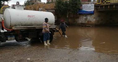 مياه المنوفية: الدفع بـ69 سيارة شفط مياه الأمطار بالشوارع.. صور
