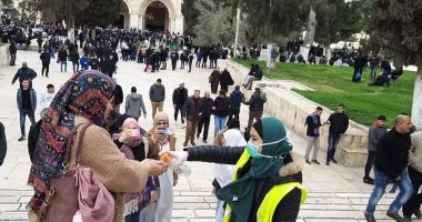 تعقيم المصلين أمام ساحات المسجد الأقصى للوقاية من فيروس كورونا