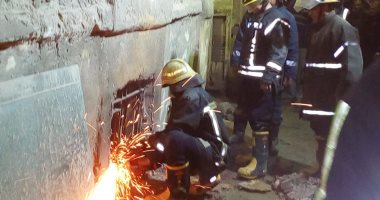 الحماية المدنية ترفع أنقاض عقار الأزبكية المنهار وتبحث عن سكان تحت الأنقاض.. صور