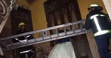 إخلاء عقار ذات طراز معمارى بحى الخليفة بعد انهيار السلم بسبب الأمطار.. صور 