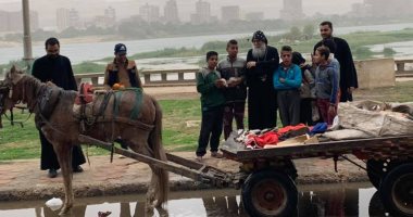 لليوم الثانى.. أسقف المنيا يوزع مساعدات وبطاطين على الفقراء بالشوارع.. صور
