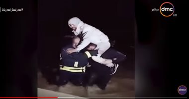 "المهم انتوا".. الحماية المدنية تحمل المواطنين على أكتافهم لإنقاذهم من الأمطار 