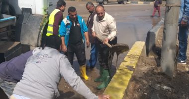 "بالكوريك والكوزلك".. رئيس مدينة الخصوص يرفع تراكمات مياه الأمطار بنفسه