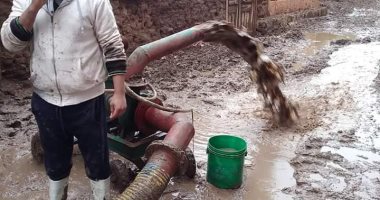 "فكر خارج الصندوق".. ماكينات رى لسحب مياه الأمطار وصرفها على البيارات بالمنوفية