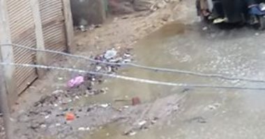 صور.. أهالى قرية الجبالى بالفيوم يستغيثون: "الأرض بتكهرب"