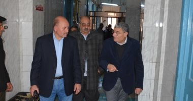 محافظ المنيا يتابع حالة أحد المصابين بسبب موجة الطقس السيئ.. صور
