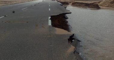 شاهد.. السيل يصل روض أبوسالم بوسط سيناء ويلحق أضرارا بالطريق