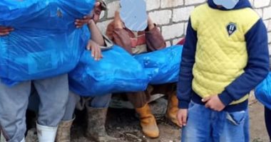 تسليم مساعدات لـ30 أسرة تضررت بالأمطار بقرى العامرية فى الإسكندرية.. صور