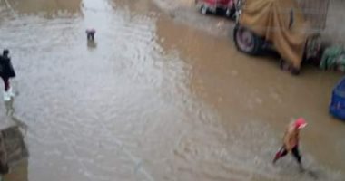 قارئ يطالب الأجهزة التنفيذية بالتدخل بعد غرق الشوارع بقرية سلاقوس بالمنيا