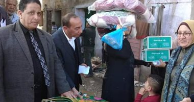 صرف إعانات عاجلة للأسر المتضررة من الأمطار بكفرة مليم بطنطا.. صور