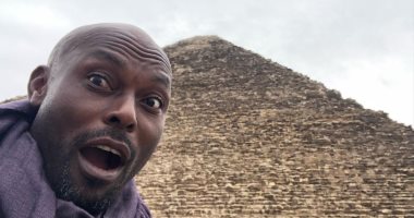 النجم العالمى جيمى جان لويس من أمام الأهرامات: أبهرت عقلى.. فيديو وصور
