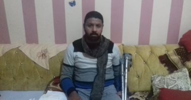 مأساة شاب أصيب فى حادث ويحتاج إجراء عملية بالعمود الفقرى ليعول أسرته.. صور