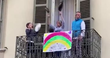 انتصر على كورونا بالغناء..إيطاليون يتغلبون على العزلة فى بيوتهم بالعزف على الحلل
